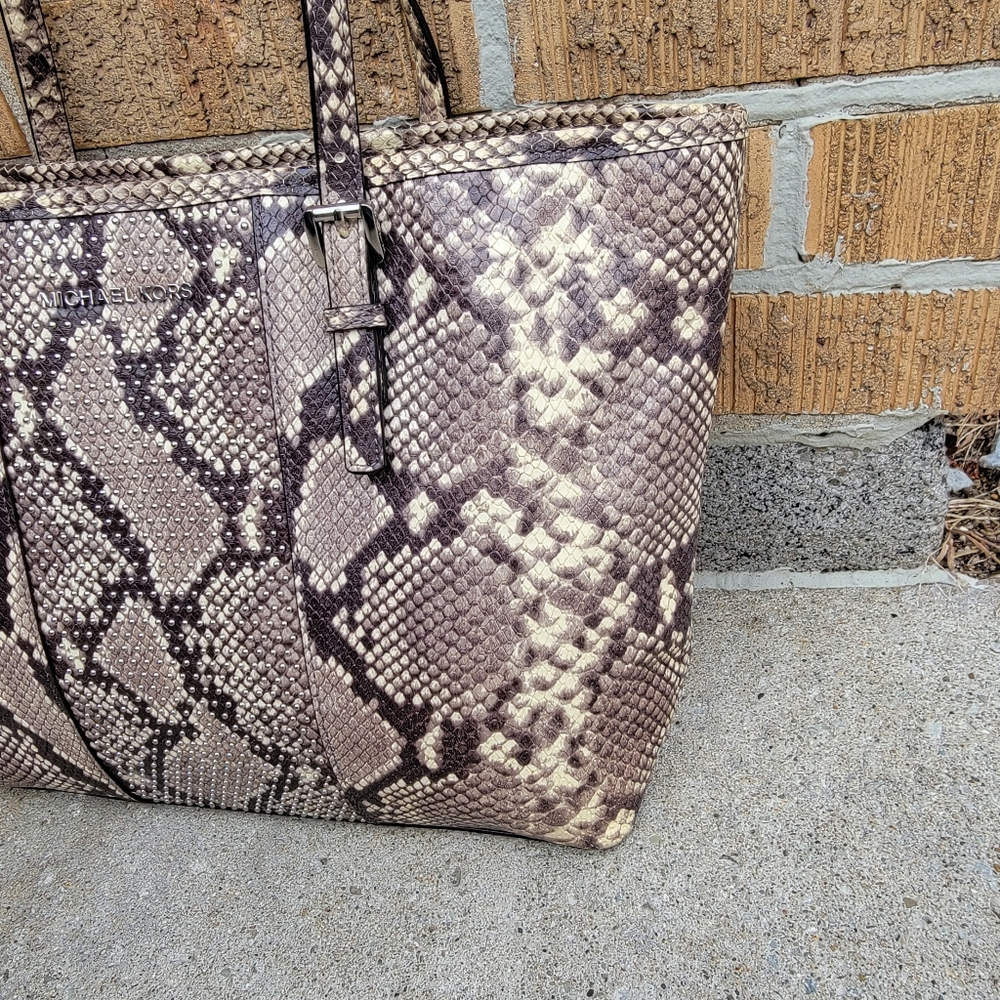 Michael Kors Snake Skin Embossed Tan Brown Stud Leather JetSet Carryall Tote - Picture 5 of 11